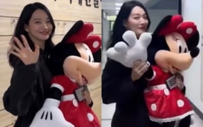 ♥김우빈 만날 생각에 설렘 폭발…신민아, 퇴근길서 보조개 '움푹' 미소 활짝