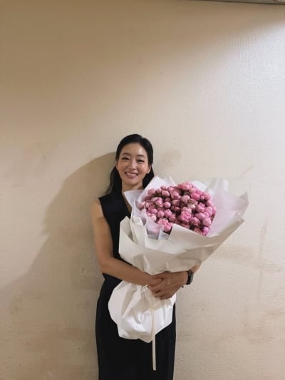 '5세 연하 판사♥' 박진희, 마지막 촬영 끝낸 뒤 꽃다발 한가득…우아한 여배우 위엄