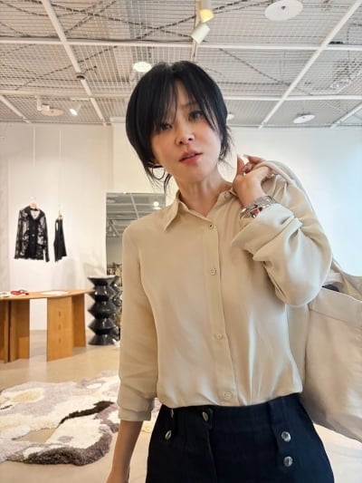 '49세' 최강희, '163cm 48kg'이라더니…티셔츠 한 장으로 여리여리 뼈말라 몸매 자랑