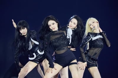 27곡 쉴 틈 없이 몰아쳤다…에스파, 첫 고척돔 꽉 채운 자신감 [TEN뮤직]