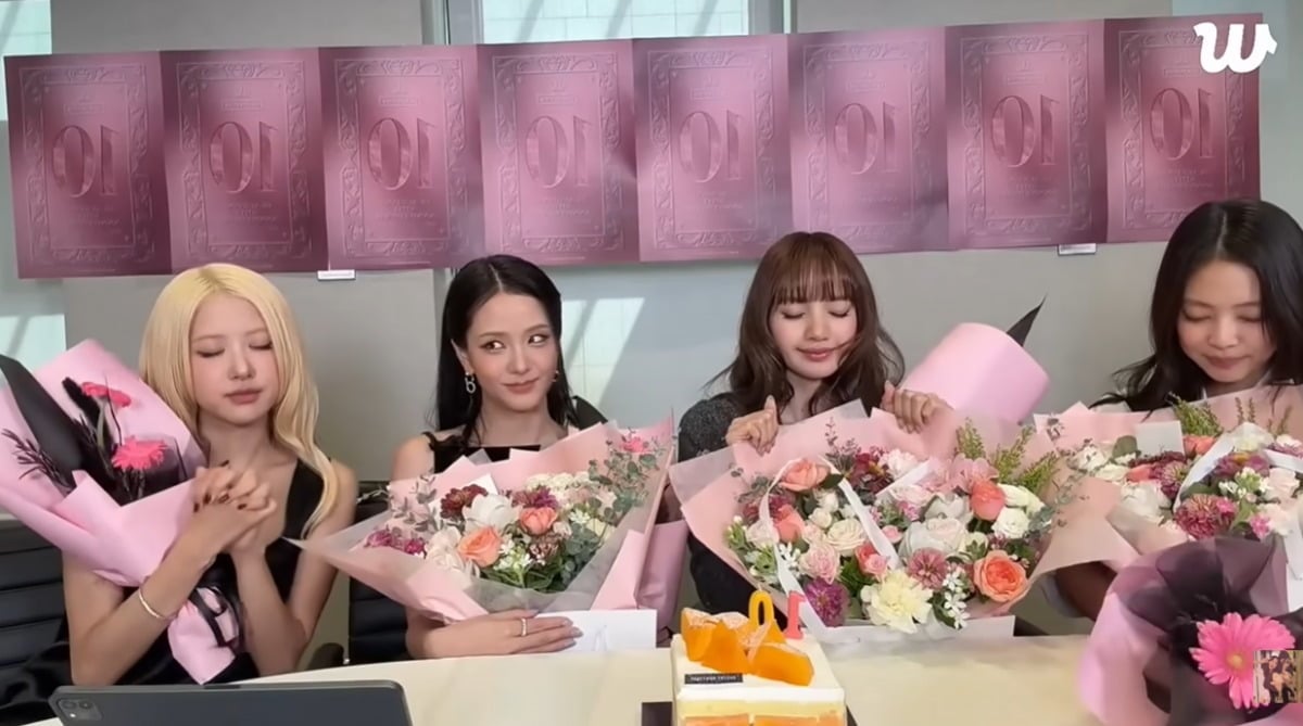 그룹 블랙핑크가 데뷔 10주년을 맞아 팬들과 만났지만, 행사 규모와 준비 과정을 두고 아쉬움이 이어지고 있다./사진=블랙핑크 라이브 방송 캡처