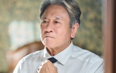 최민식, 양복 입고 회사 출근한다…직속 상사는 한소희 ('인턴')