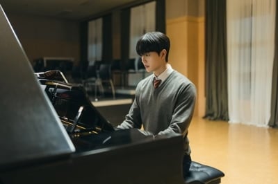 송강, 피아니스트 됐다…"예술가 깊이 고민, 스스로 부족하게 느껴지고 부담 커" ('포핸즈')