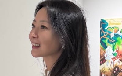 김희선, 34년 차 배우의 뜻밖의 근황…촬영장 아닌 전시장에서 포착