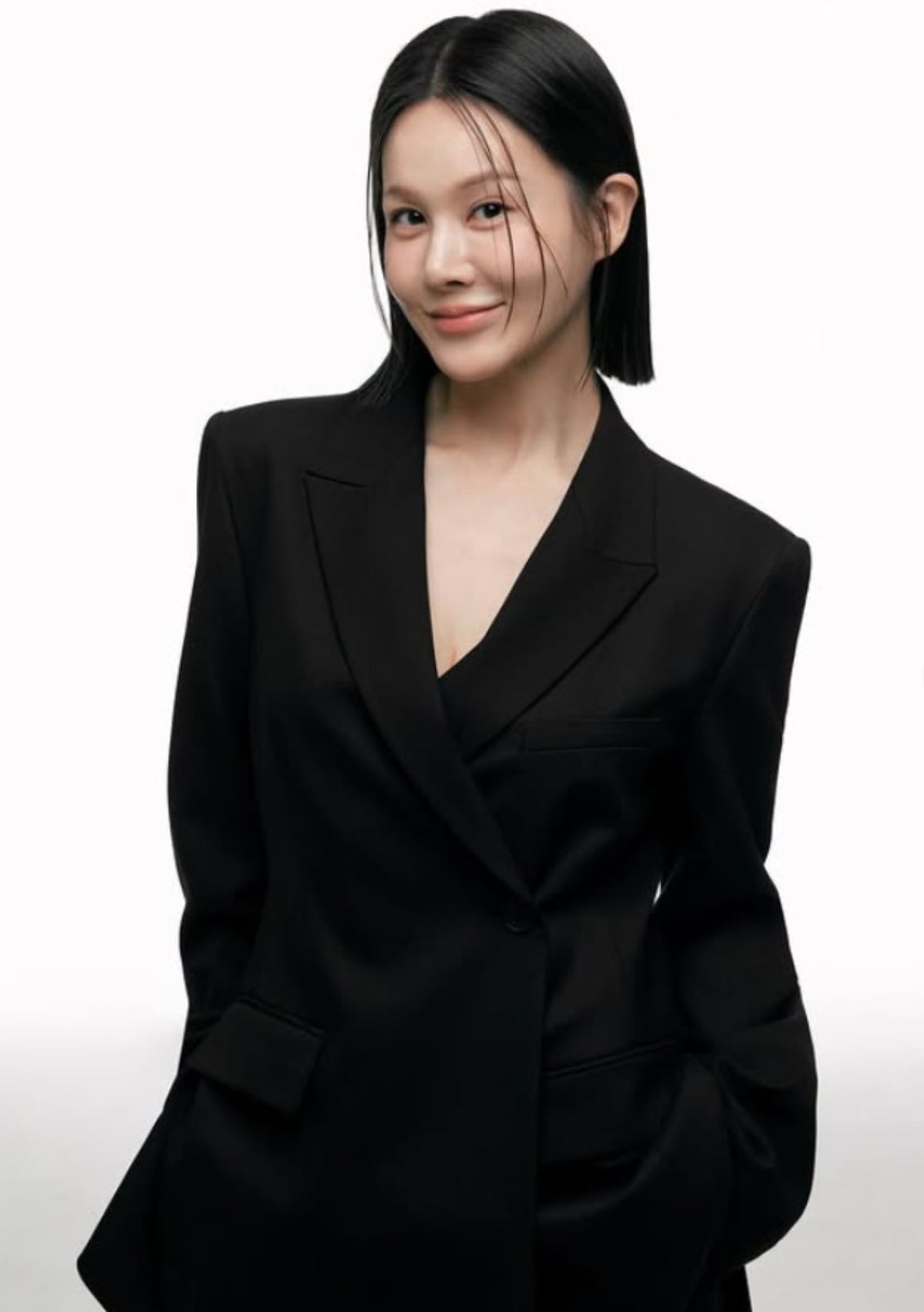 뮤지컬 배우 아이비가 미소를 짓고 있다. / 사진=아이비 SNS
