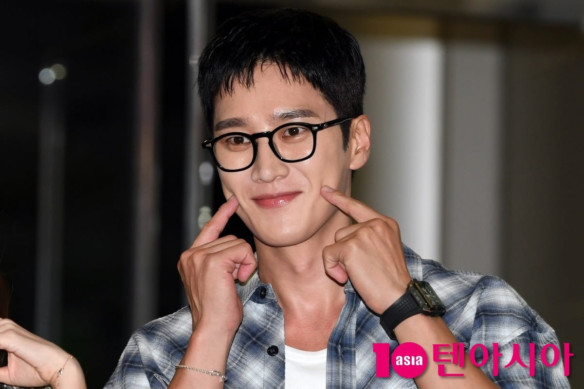 안보현이 포즈를 취하고 있다./텐아시아 DB