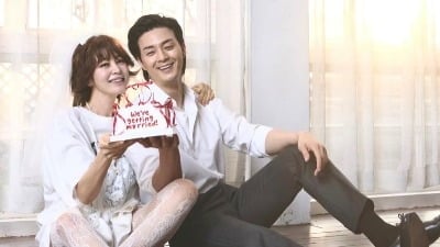 김혜수, 숏단발에 웨딩드레스도 찰떡이네…김지훈과 실제 부부 같은 투샷