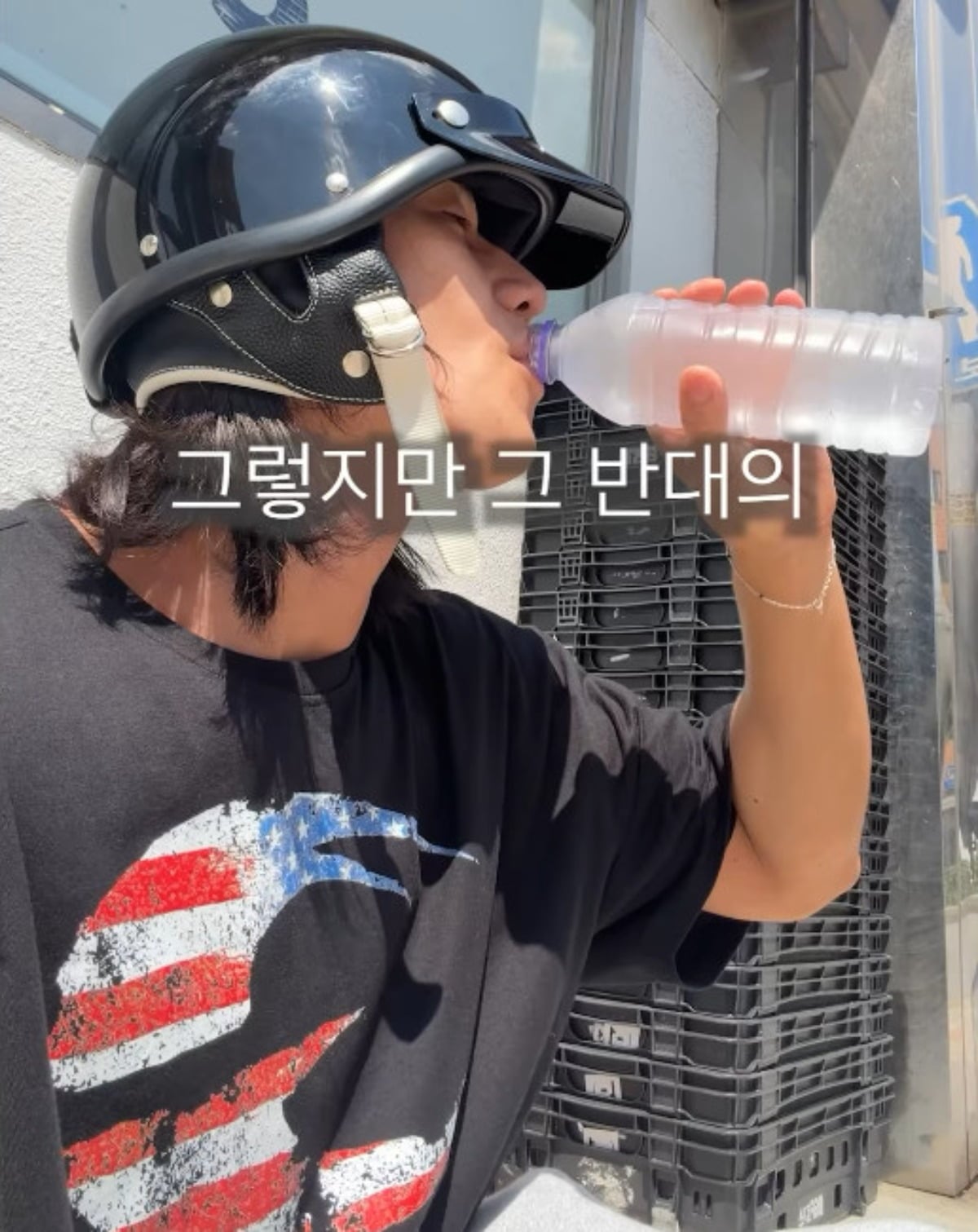 배우 전소민의 남동생이 배달일을 하던 중 목을 축이고 있다. / 사진=전욱민 씨 SNS