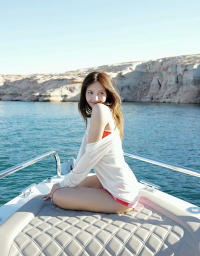 팬미팅 끝나자마자 韓 떠난 리사, 유명 관광지서 보트 타고…연신 '행복' 표출