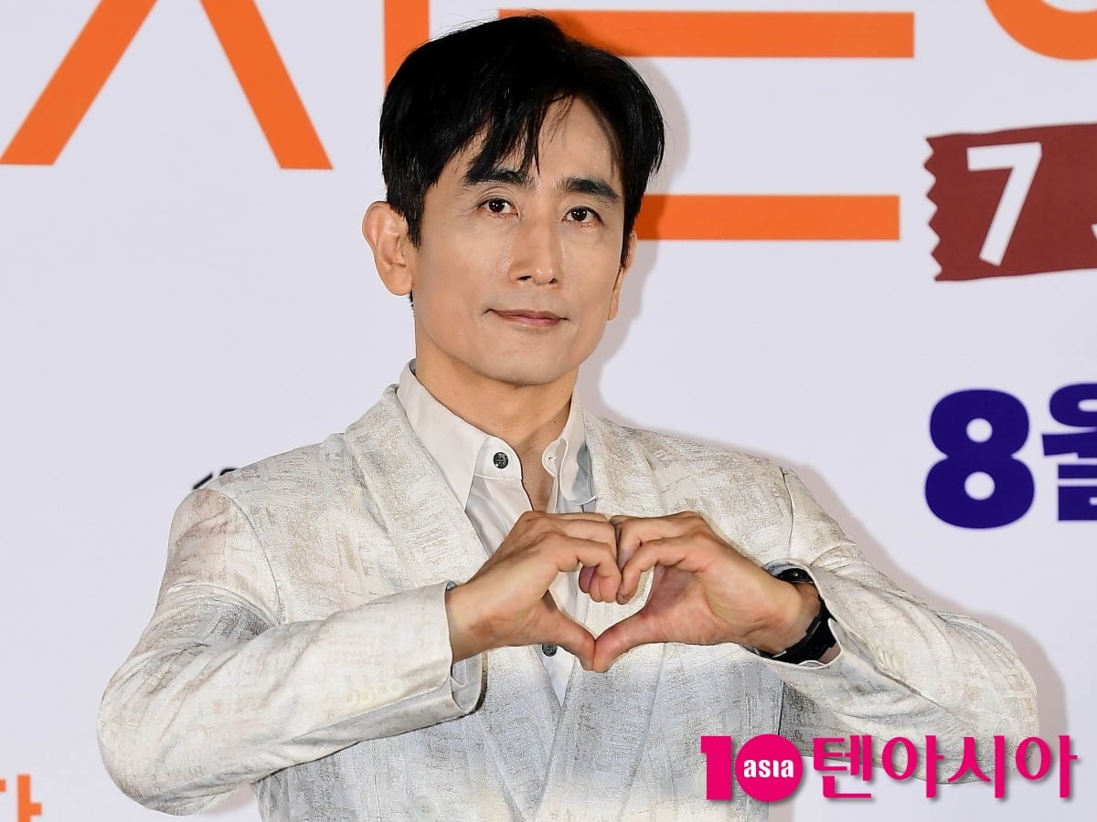 신애라와 결혼한 배우 차인표가 부모님의 이혼 후 가족과 미국으로 떠나 힘겨운 청춘을 보냈다고 털어놨다./사진=텐아시아DB