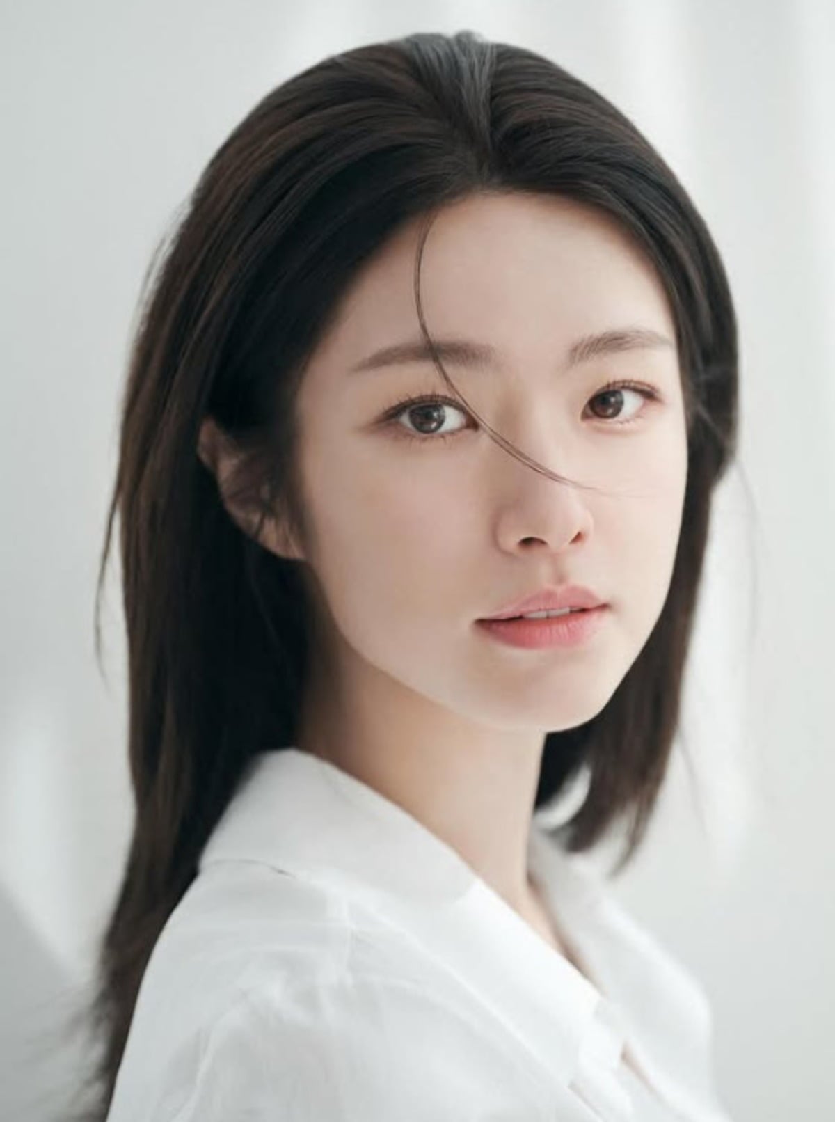 배우 하영이 카메라를 응시하고 있다. / 사진=하영 SNS