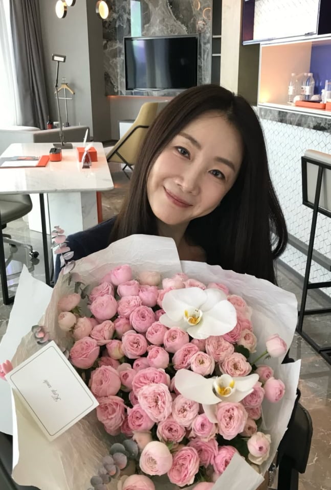 배우 최지우가 동안 미모를 자랑했다. / 사진=SNS