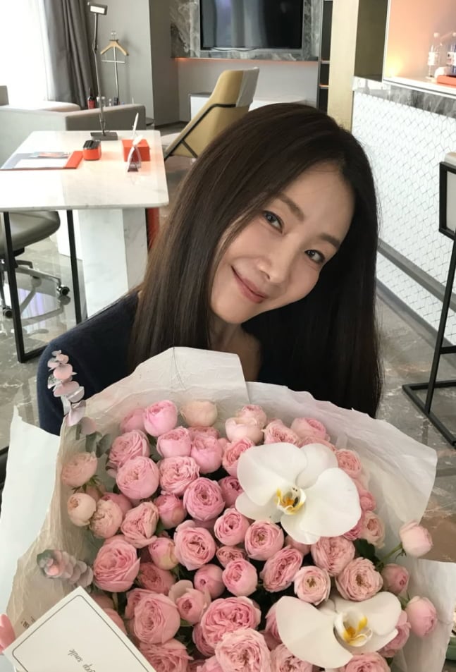 배우 최지우가 동안 미모를 자랑했다. / 사진=SNS