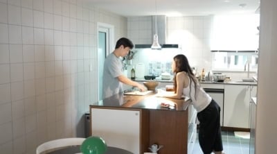걸스데이 소진♥이동하, 결혼 3년 만에 신혼집 공개…8kg 증량→요리 실력 자랑 ('전참시')