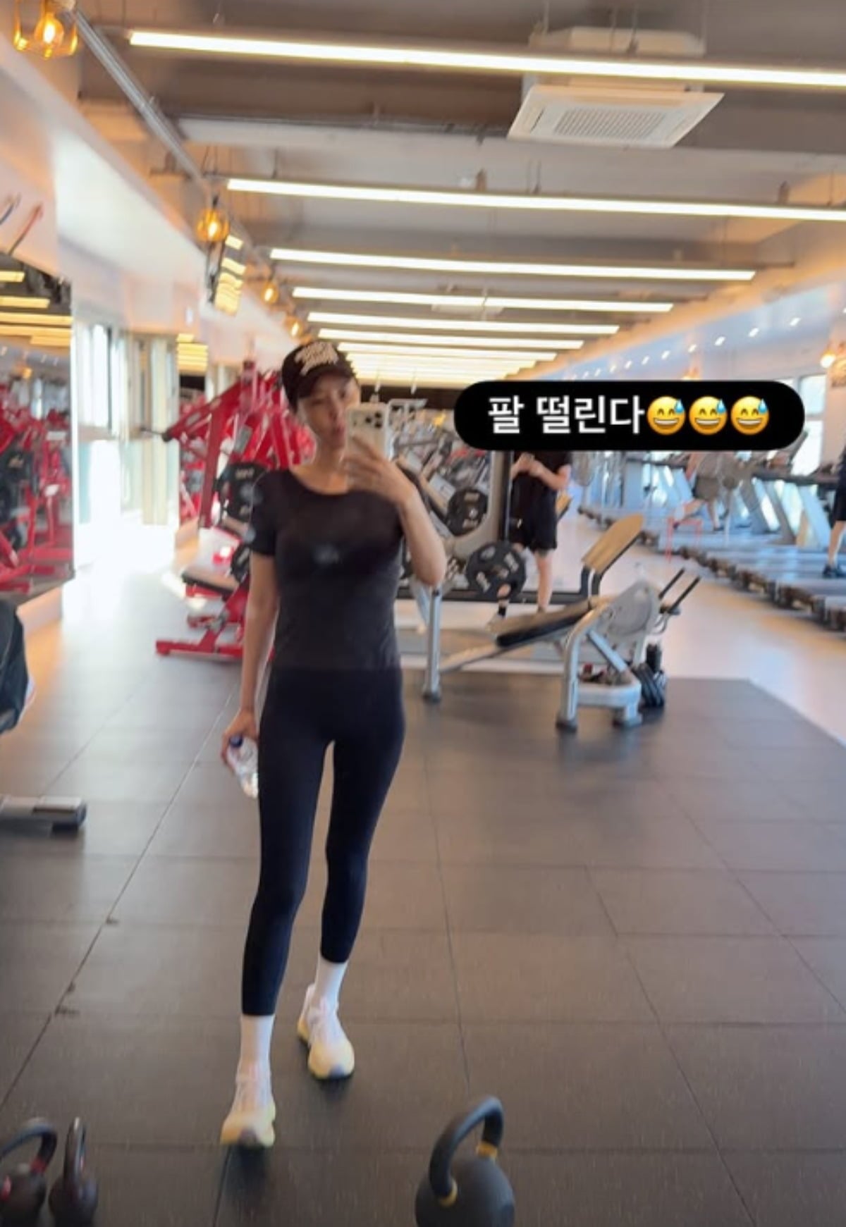 신지가 운동 중인 근황을 공개했다. / 사진=신지 SNS