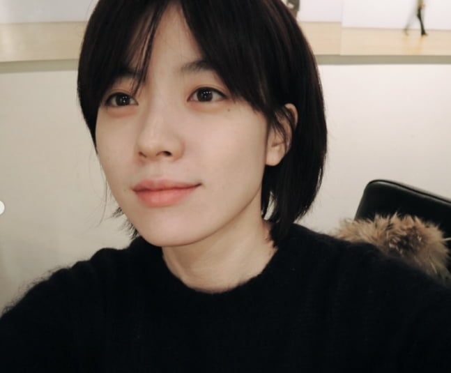 배우 한효주가 한층 또렷해진 눈매로 때아닌 성형 의혹에 휩싸인 가운데, 과거 직접 밝힌 쌍꺼풀 변화에 대한 발언이 재조명되고 있다. / 사진=SNS