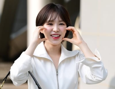 또 기쁜 소식 전했다…레드벨벳 웬디, 시원한 계곡에서 함께 물놀이하고 싶은 여자 가수 1위 [TEN차트]