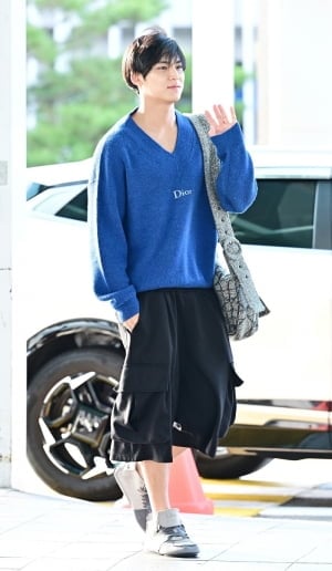 세븐틴 민규, 파란색 브이넥 니트에 얼굴 확 사네…행사 참석차 자카르타行