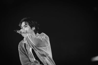 BTS 슈가, 무대 위 카리스마 폭발하더니…소탈한 반전 비하인드 컷에 아미들 '심쿵'
