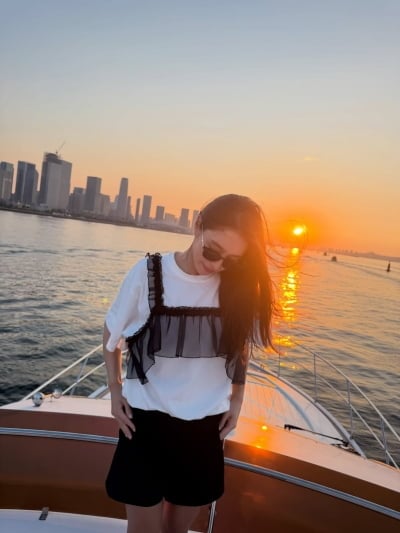 '300억대 건물주♥' 이민정, 럭셔리한 미모 자랑했다…석양 품은 요트 위 압도적 분위기