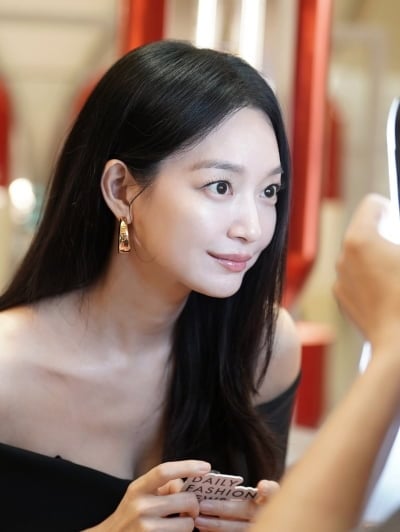 '김우빈♥' 신민아, 연하남과 결혼하더니 미모 더 폭발하네…독보적인 우아함