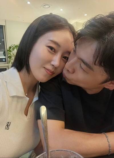'나솔' 23기 옥순, 결혼 앞두더니 '럽스타' 사진 대거 방출했다…'현실 커플의 달달함'