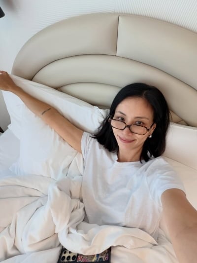 '54세' 고소영, 침대 셀카로 화보 같아…나이 안 믿기는 청초한 민낯 피부