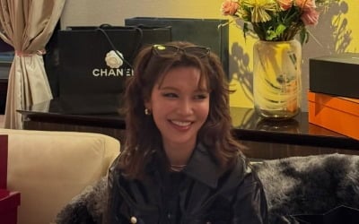 수영, 대체 무슨 일…명품에 둘러싸인 채 확 달라진 분위기