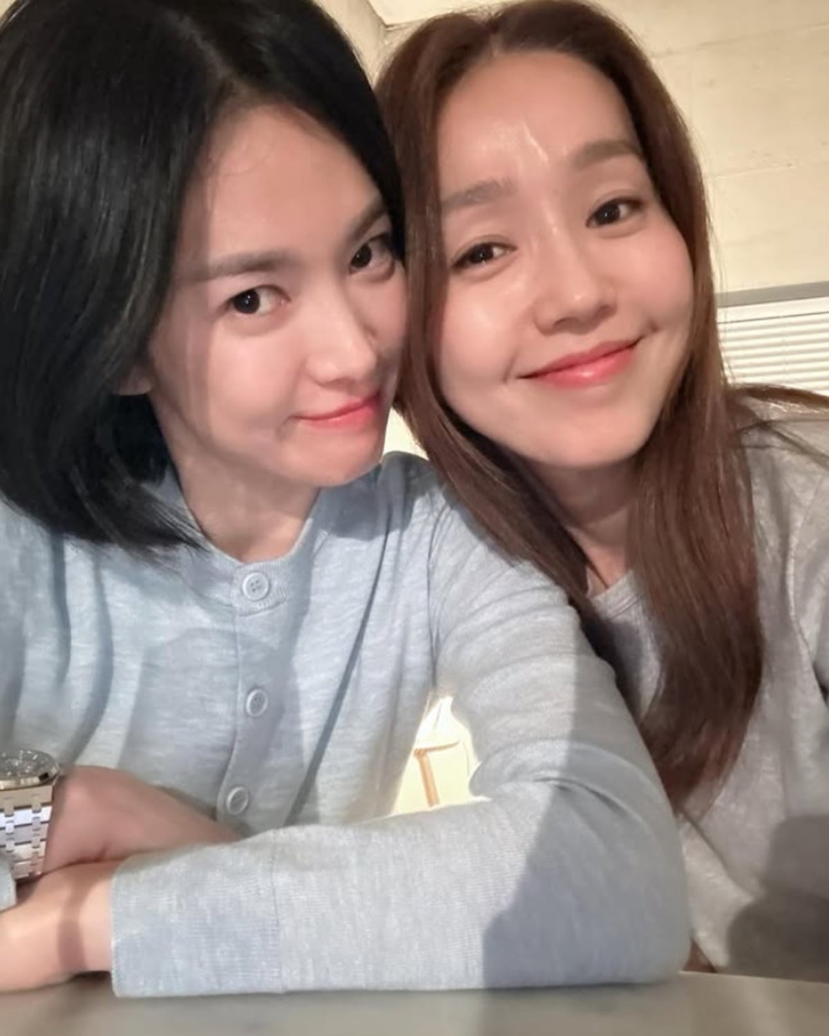배우 송혜교가 이진과 함께 절친 사이를 인증하고 있다. / 사진=이진 SNS