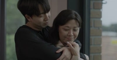 25살 연하 남친 아들로 입양했다…"집에서는 남편으로 살자" 친자와도 의절 ('탐비')