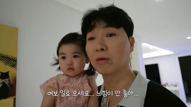방송인 박수홍과 김다예 부부가 21개월 딸 재이를 위해 육아도우미를 불렀다가 예상치 못한 인물들의 등장에 당황했/ 사진=유튜브 채널 '박수홍 행복해다홍' 캡처