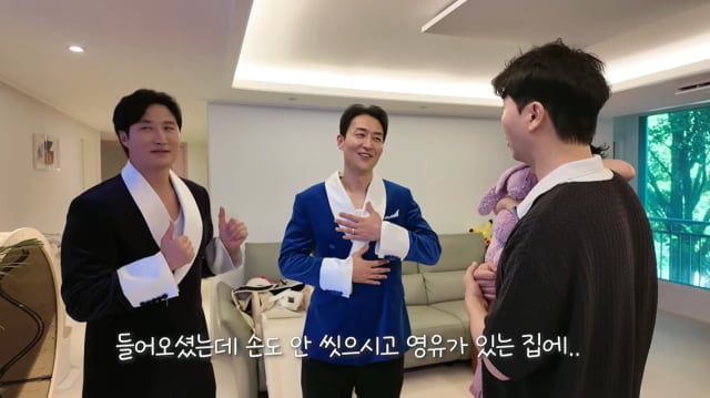 방송인 박수홍과 김다예 부부가 21개월 딸 재이를 위해 육아도우미를 불렀다가 예상치 못한 인물들의 등장에 당황했/ 사진=유튜브 채널 '박수홍 행복해다홍' 캡처