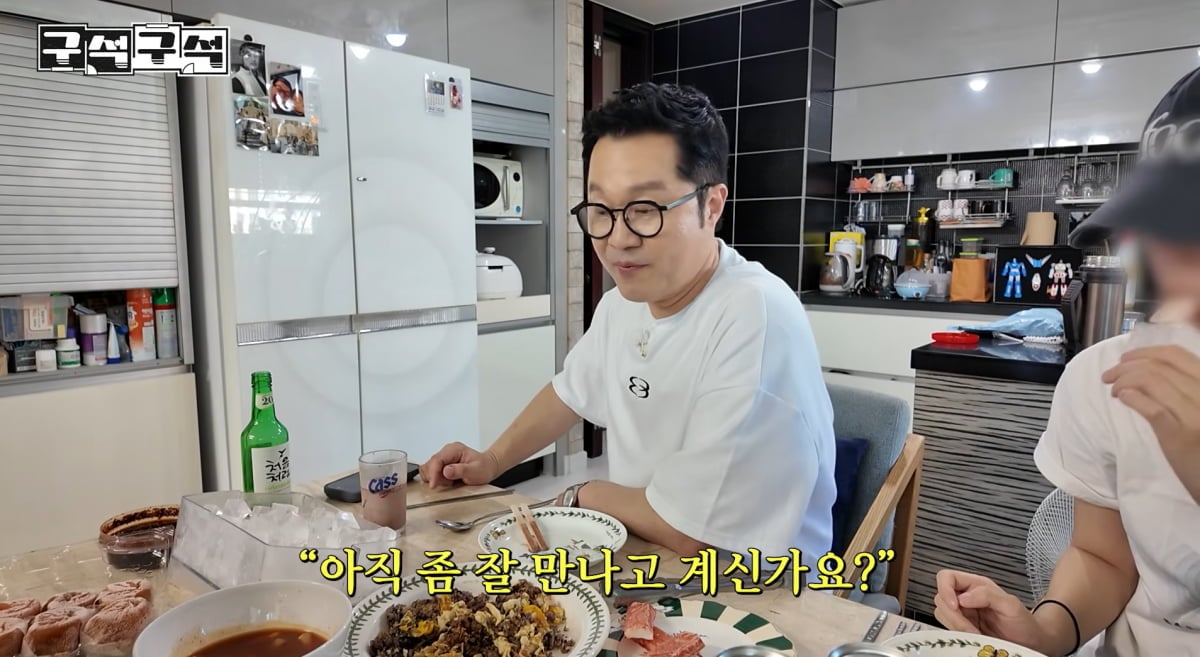 방송인 지상렬이 16세 연하 쇼호스트 신보람과 여전히 좋은 만남을 이어가고 있다고 밝혔다./ 사진=유튜브 채널 '로보락 코리아'