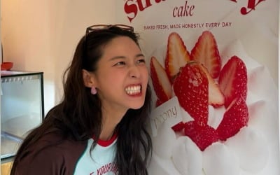 설현, 장난기 이렇게 많았나…딸기 케이크 앞 대학생 비주얼