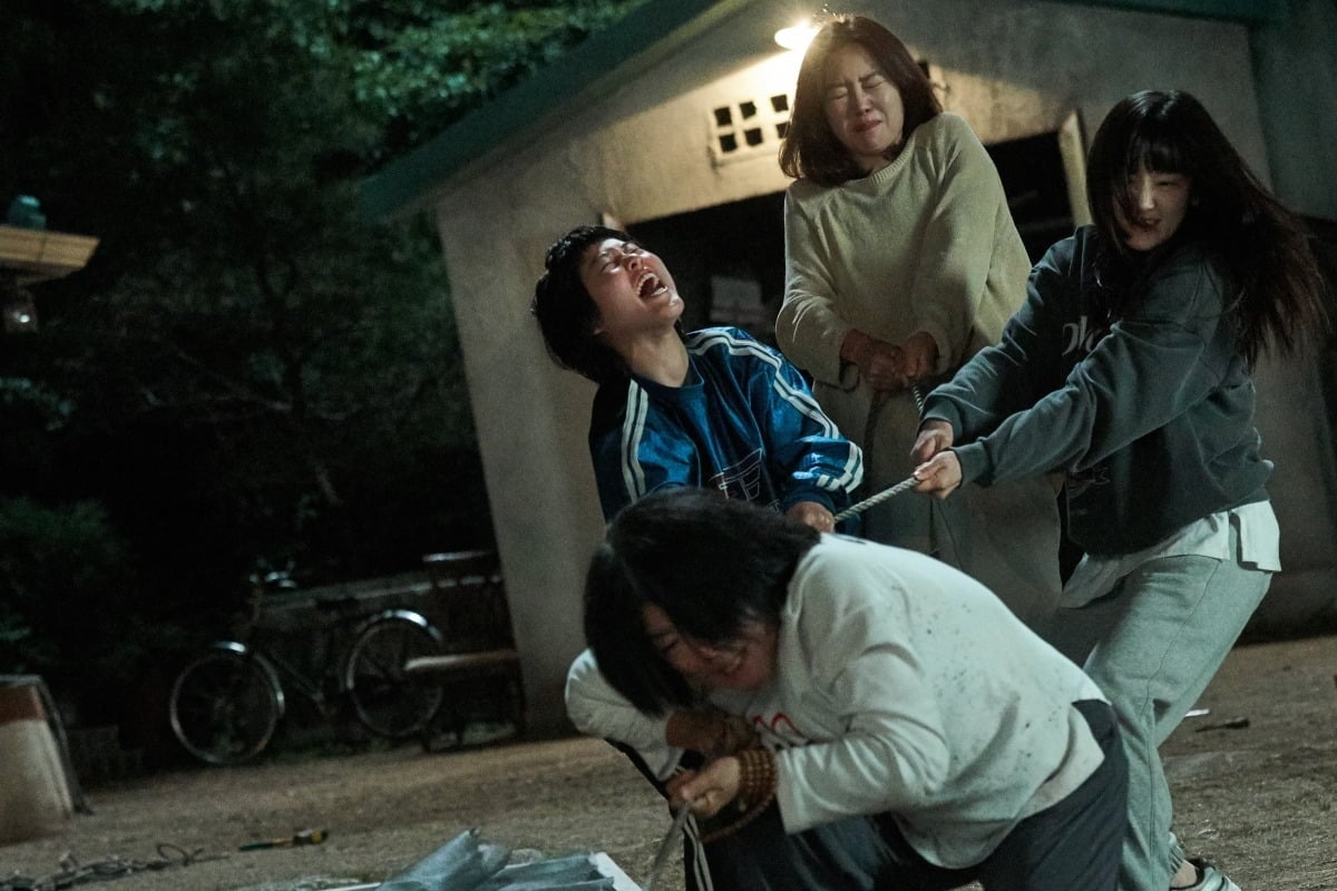 영화 '경주기행' 속 한 장면. 엄마와 세 딸이 막내를 죽인 가해자를 밧줄로 제압하고 있다. / 사진제공=롯데엔터테인먼트