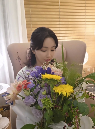 '목사 남편♥' 이유리, 대체 누가 꽃인 줄 모르겠어…화사한 꽃다발 품고 전한 감사 인사