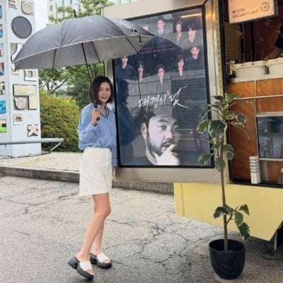'드라마퀸' 장서희, 이번에도 전설쓸까…우산 하나로 완성한 청순 비주얼 완성
