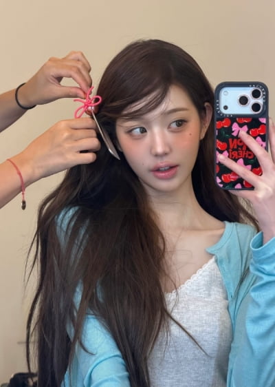 아이브 장원영, 상징 과일까지 만드나…책갈피에도 핸드폰에도 체리 한가득