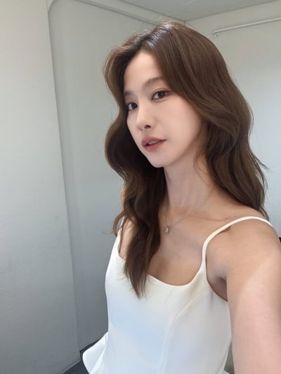 '42세' 유인영, 민소매 한 장만 걸치고 매혹적인 눈빛…나이 안 믿기는 청순 분위기