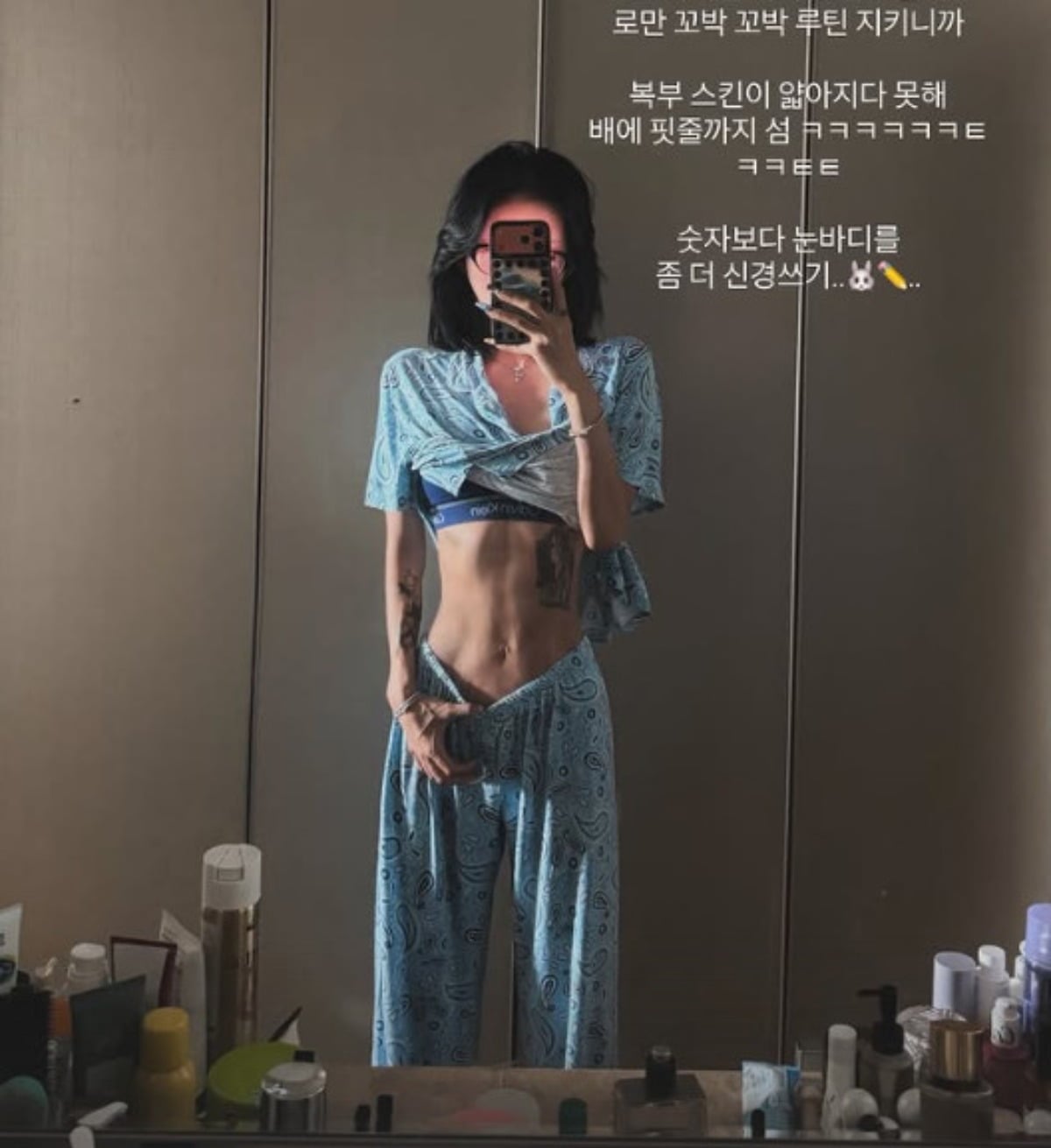 최준희가 거울을 바라보며 몸매를 체크하고 있다. / 사진=최준희 SNS