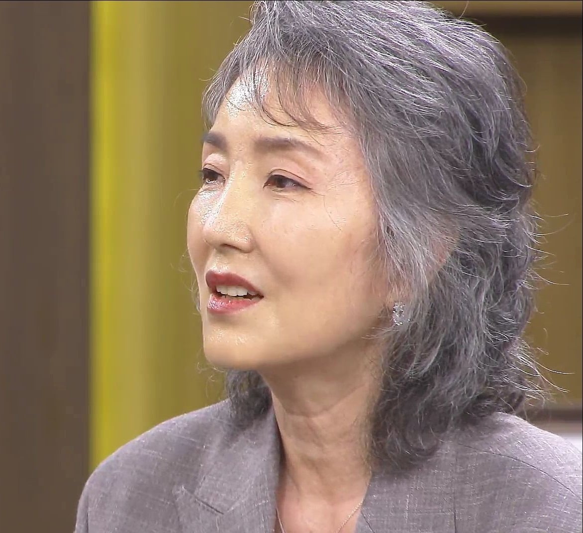 배우 이휘향이 백발로 방송에 출연해 강렬한 '악녀 이미지'로 겪었던 고충과 김주하와의 과거 인연을 밝힌다./사진제공=MBN