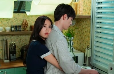 10년 ♥장기연애라더니 분위기도 남다르네…서강준·안은진, 밀착 스킨십 공개 ('너다연')