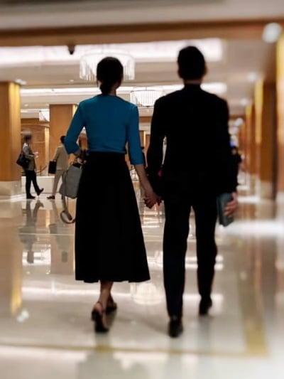 염정아, 첫 게시물 주인공은 '♥병원장'…데뷔 35년 만에 SNS 개설