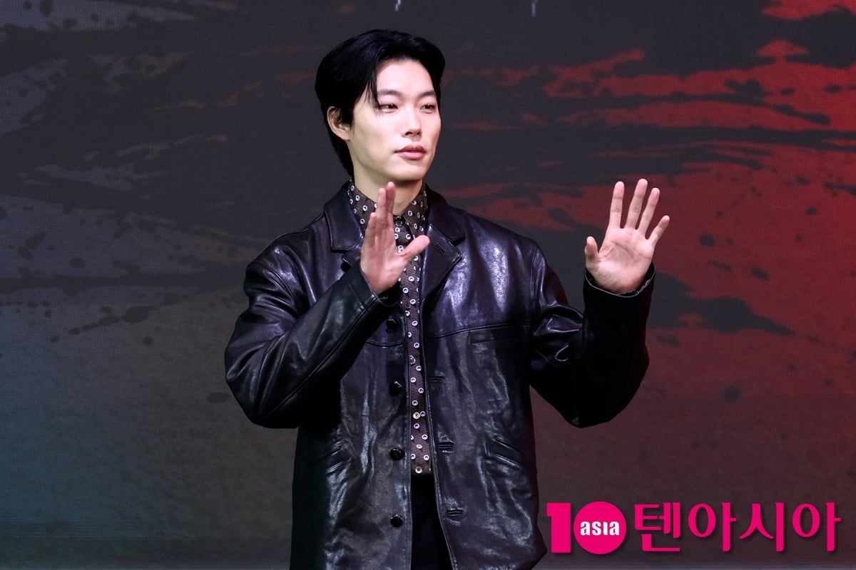 20일 오전 서울시 마포 호텔 나루 서울 엠갤러리에서 넷플릭스 시리즈 '들쥐'의 제작발표회가 열린 가운데 현장에는 배우 류준열, 설경구, 이규형과 연출을 맡은 김홍선 감독이 참석했다. / 사진=윤지인 기자 
