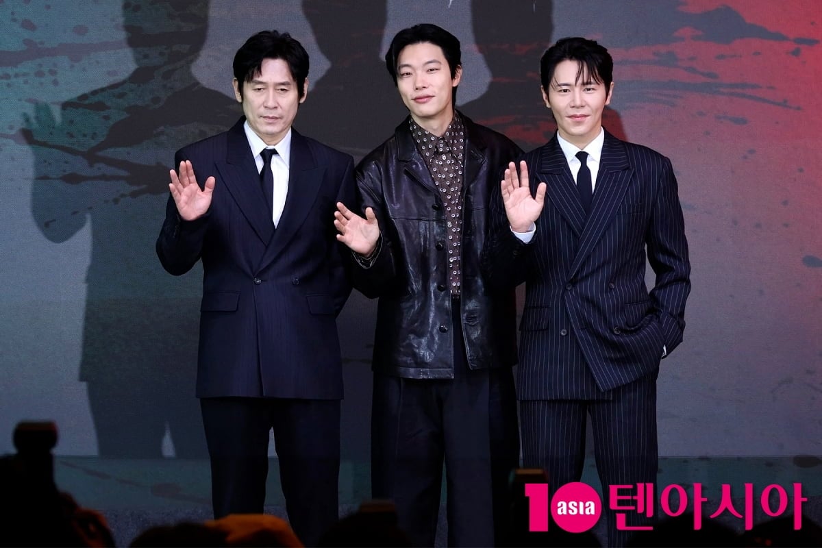 20일 오전 서울시 마포 호텔 나루 서울 엠갤러리에서 넷플릭스 시리즈 '들쥐'의 제작발표회가 열린 가운데 현장에는 배우 류준열, 설경구, 이규형과 연출을 맡은 김홍선 감독이 참석했다. / 사진=윤지인 기자 