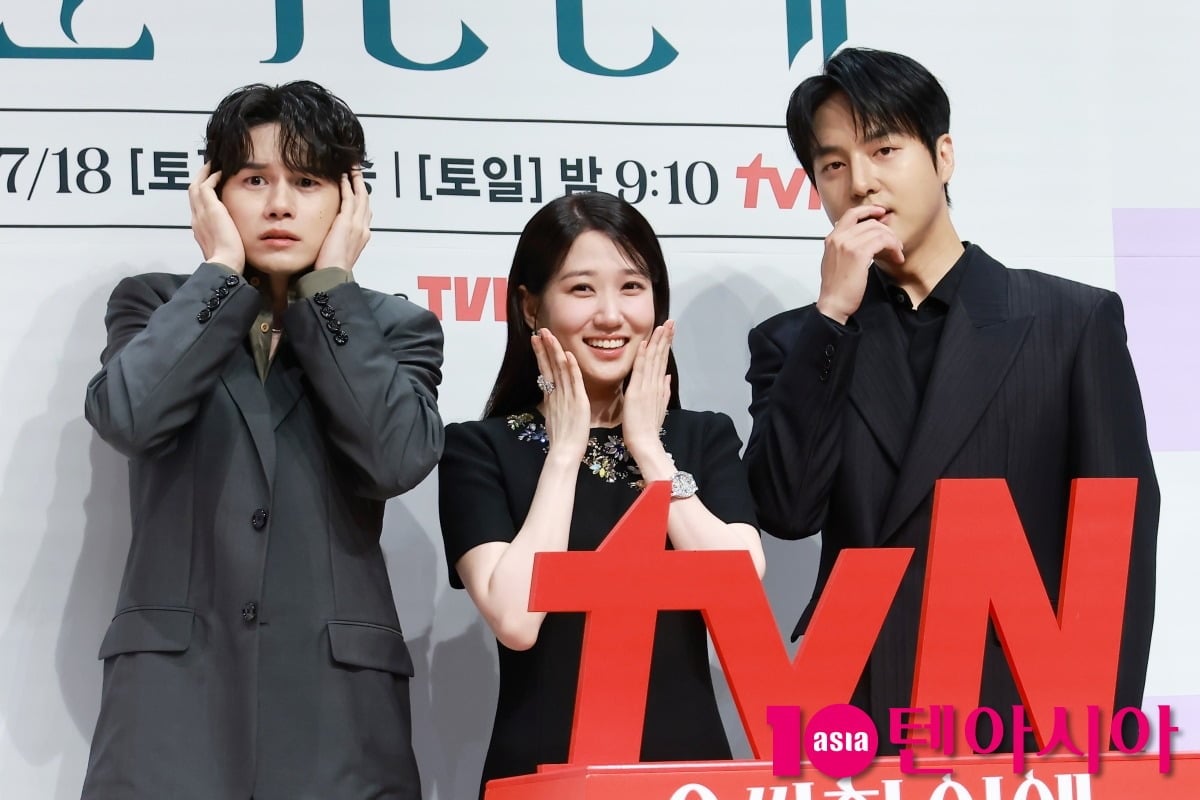 '오싹한 연애' 주연을 맡은 옹성우, 박은빈, 양세종이 공식 행사에 참석해 포즈를 취하고 있다./사진=텐아시아DB