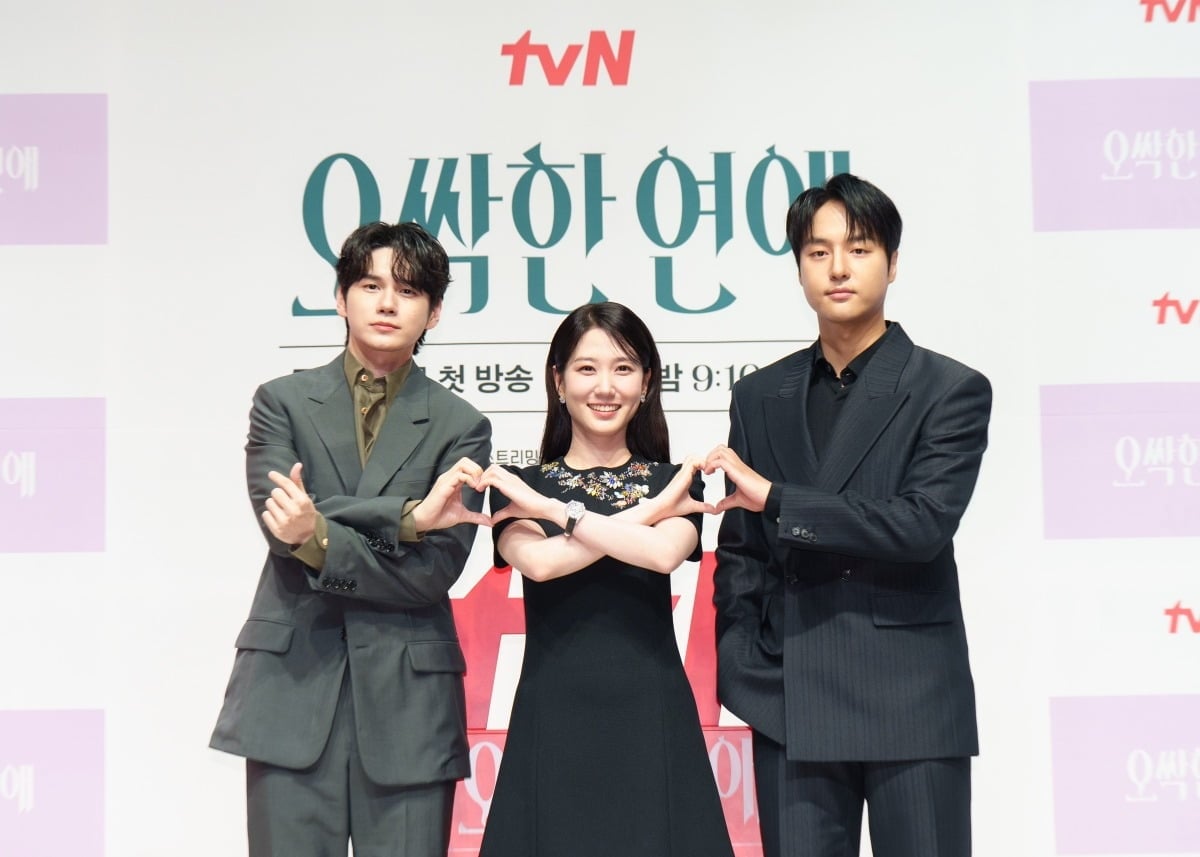 '오싹한 연애' 주연을 맡은 옹성우, 박은빈, 양세종이 공식 행사에 참석해 포즈를 취하고 있다./사진=텐아시아DB
