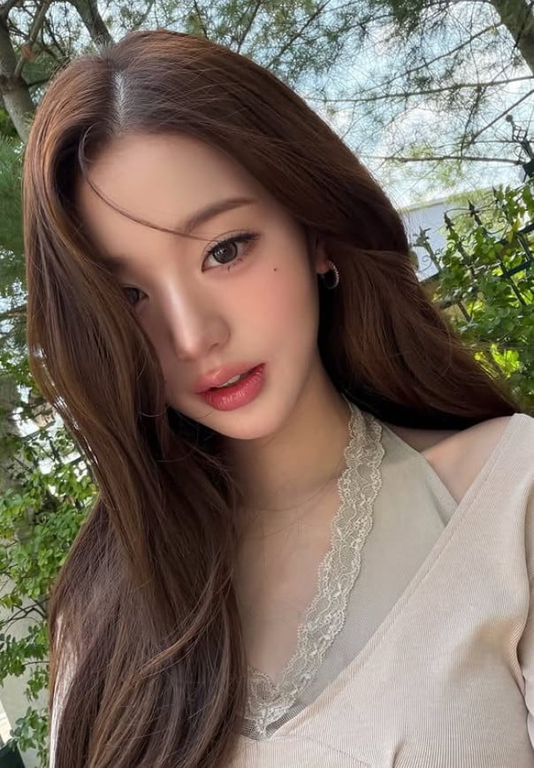 그룹 아이브 멤버 장원영이 국내 한 놀이동산을 방문해 다양한 포즈를 취하고 있다. / 사진=장원영 SNS