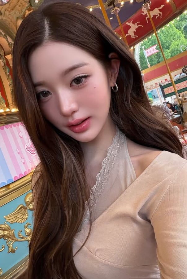 그룹 아이브 멤버 장원영이 국내 한 놀이동산을 방문해 다양한 포즈를 취하고 있다. / 사진=장원영 SNS