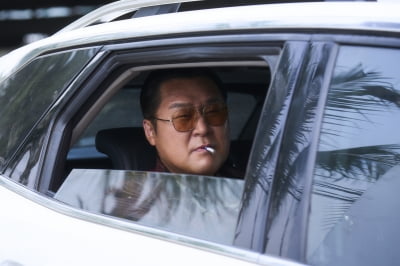 윤경호, 요즘 안 나오는 데가 없네…이번엔 '타짜4' 국제 해결사